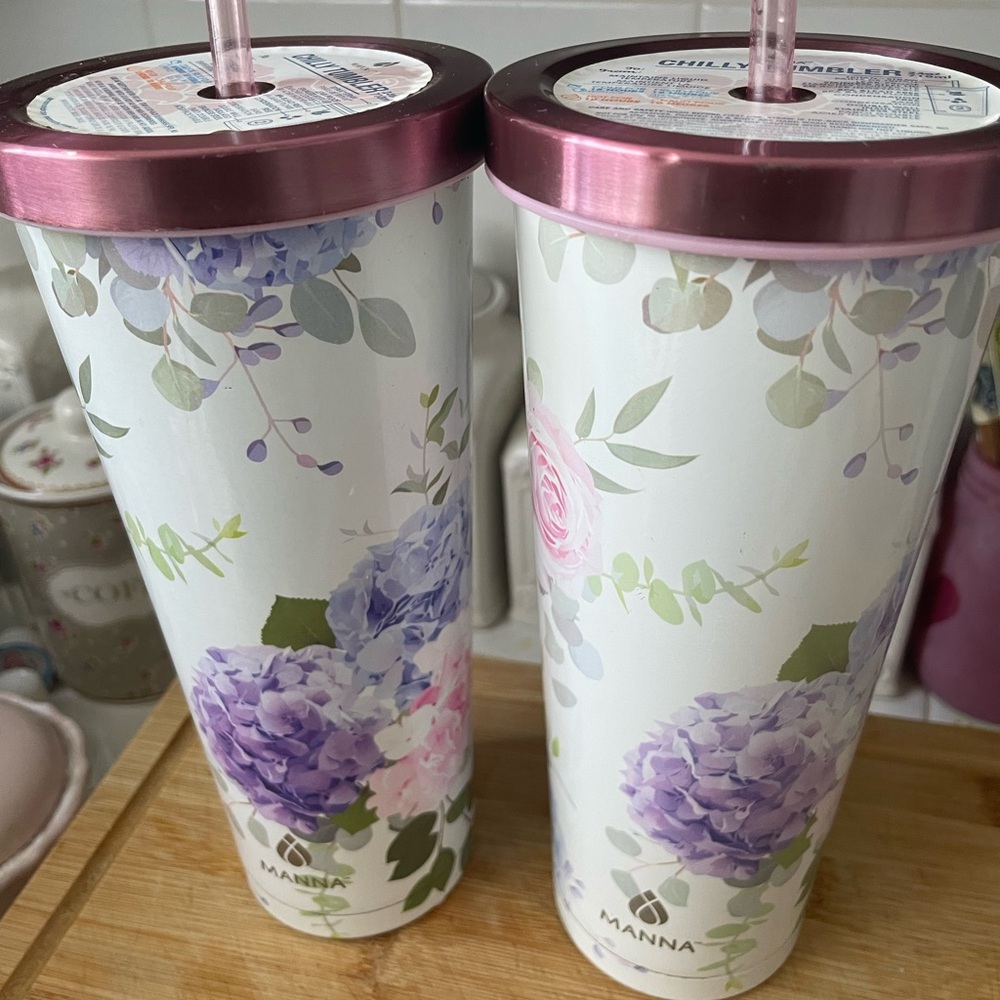 Manna chilly tumbler with straw🌸